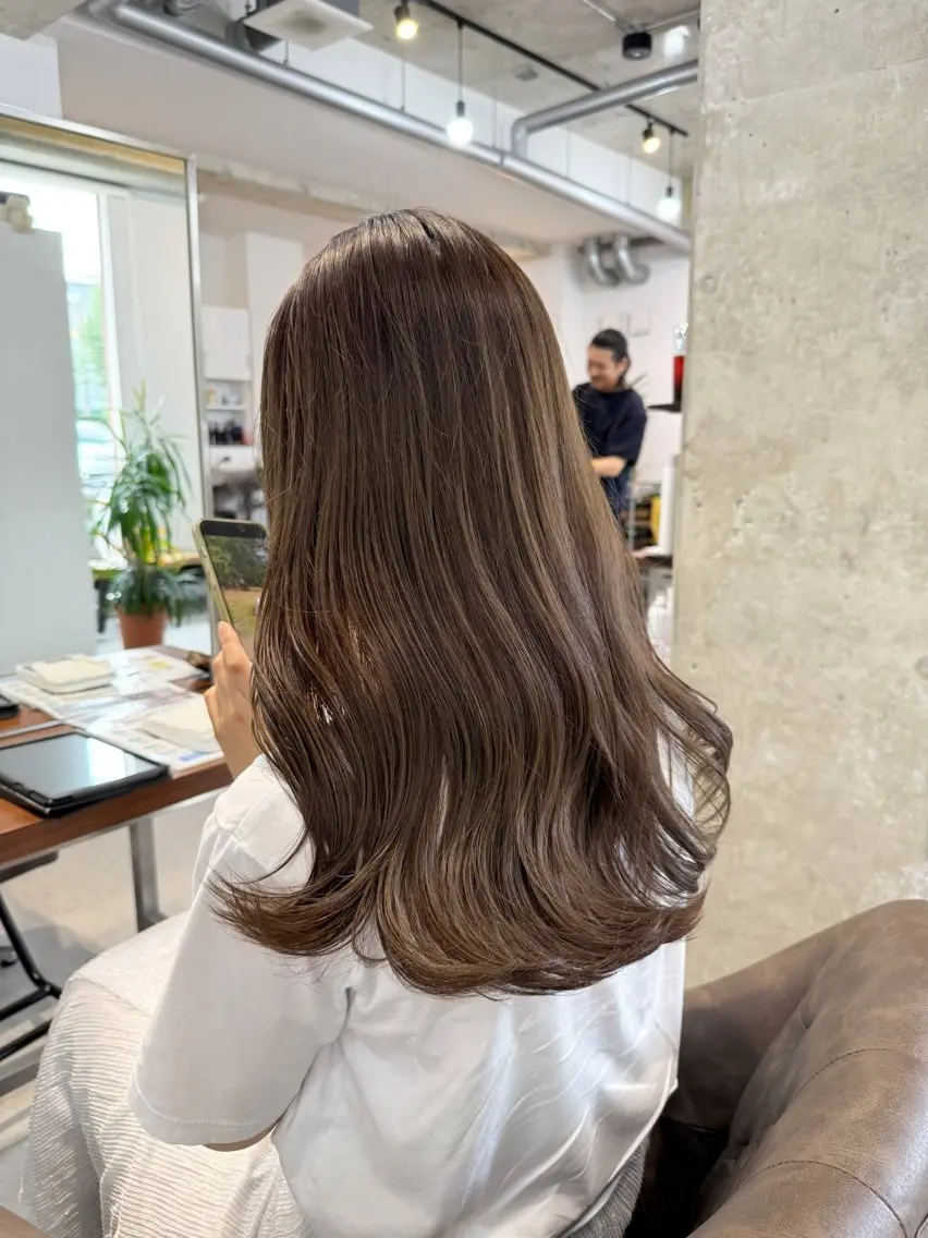 ロング カラー グレージュ カット ヘアカラー トリートメント カイリ /レイヤーカットのヘアスタイル