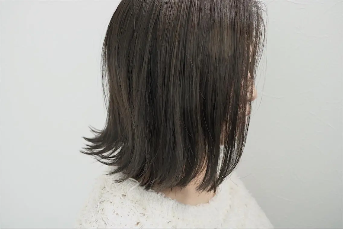 ミディアム カラー 切りっぱなしボブ ブルーカラー ボブ 外ハネヘア soins de MaLilyのヘアスタイル