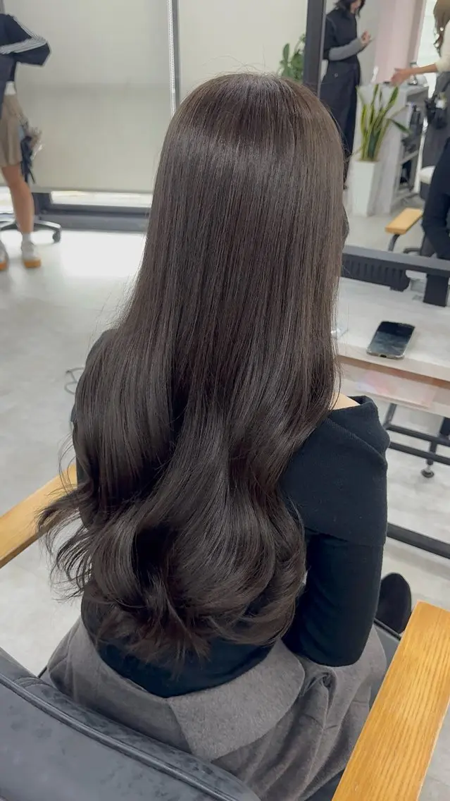 ロング カラー アッシュ アッシュブラウン ベージュカラー 黒髪 ブリーチ カット ヘアカラー トリートメント 赤み無し柔らかカラー 【梅田】madokaのヘアスタイル