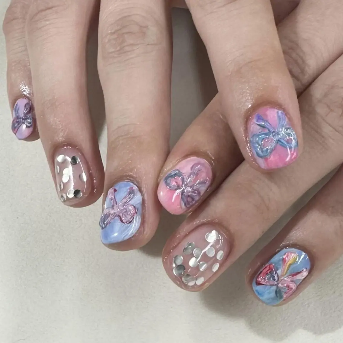 ネイル ジェルネイル 韓国ネイル ニュアンスネイル リボン ワンホンネイル nailstudio eviz新宿店のネイルデザイン
