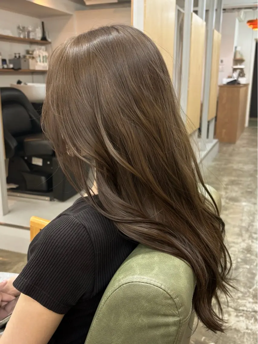 セミロング カラー 顔周りカット レイヤーカット カット ヘアカラー トリートメント まさと透明感ベージュ カラーレイヤーカットのヘアスタイル