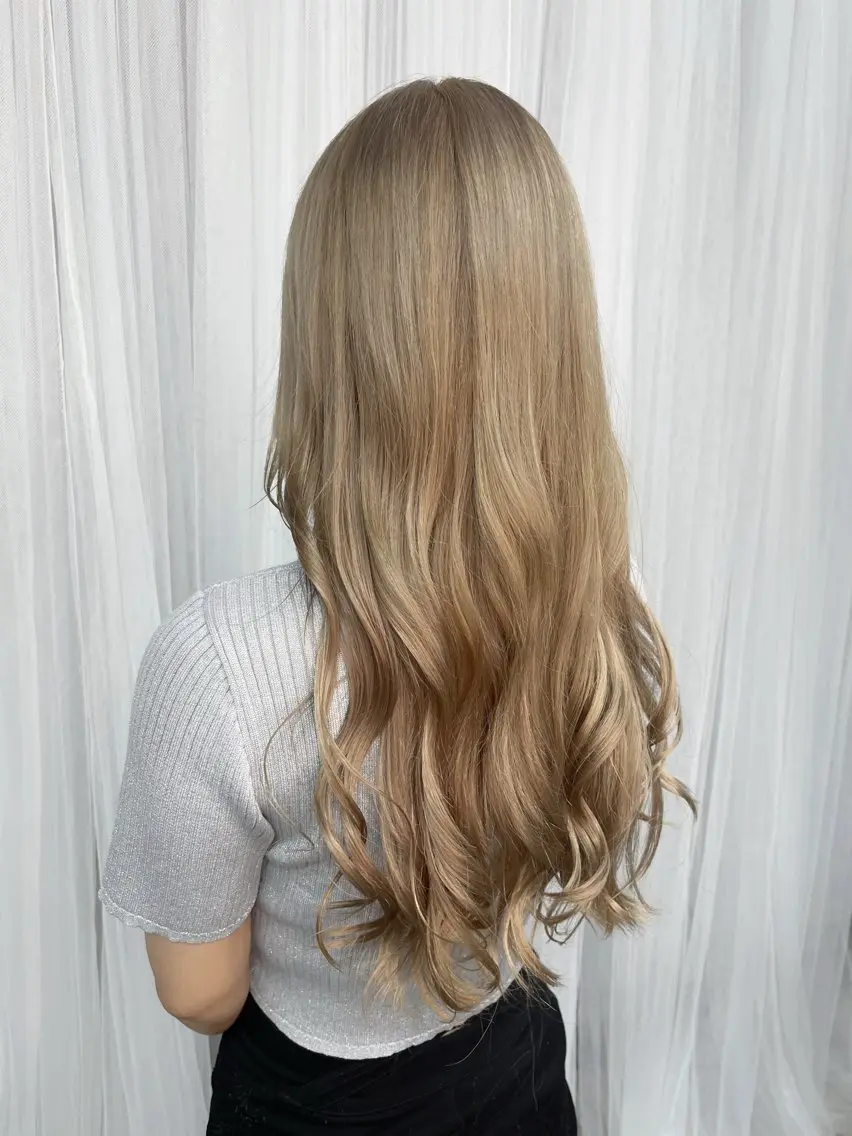 ロング ヘアカラー 伊藤 由妃乃のヘアスタイル