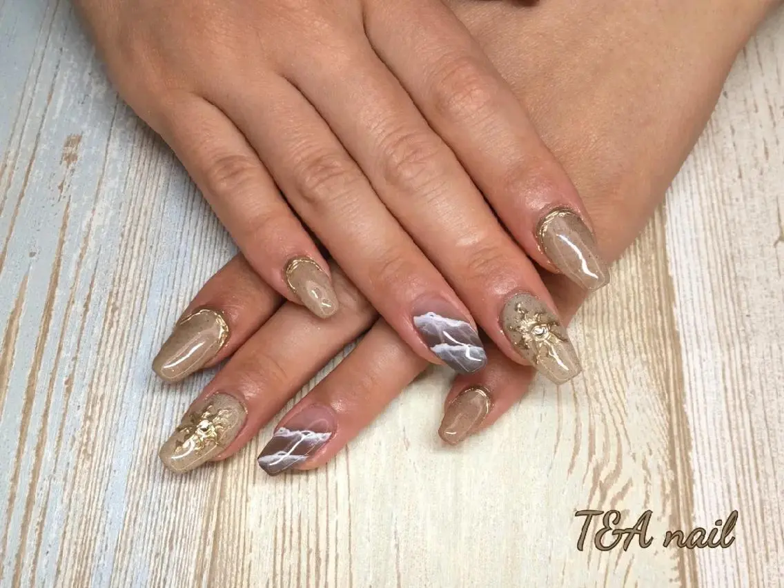 ネイル セミロング 長さ出し ジェルネイル ゴールド ニュアンスネイル スカルプネイル T&A nailのネイルデザイン