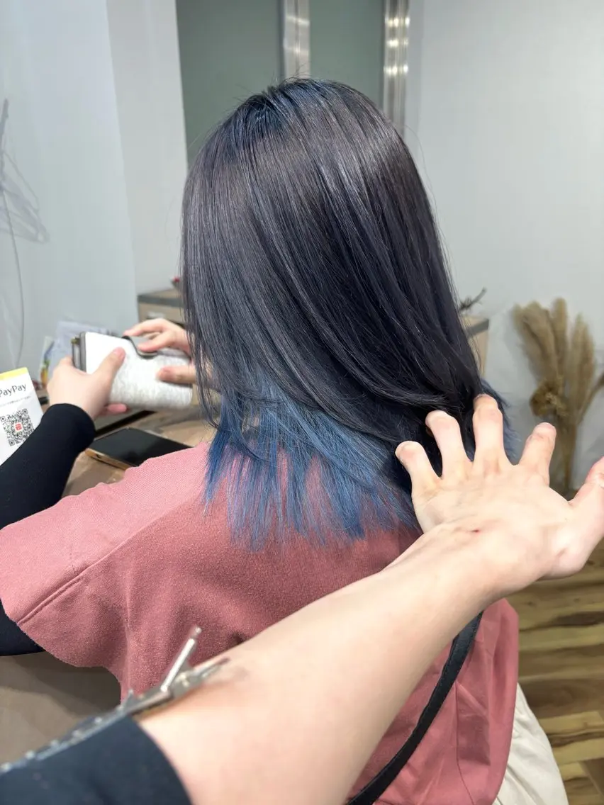 ミディアム カラー ブルーカラー レイヤーカット SHOTO ハイトー ン/ブロンドカラーのヘアスタイル
