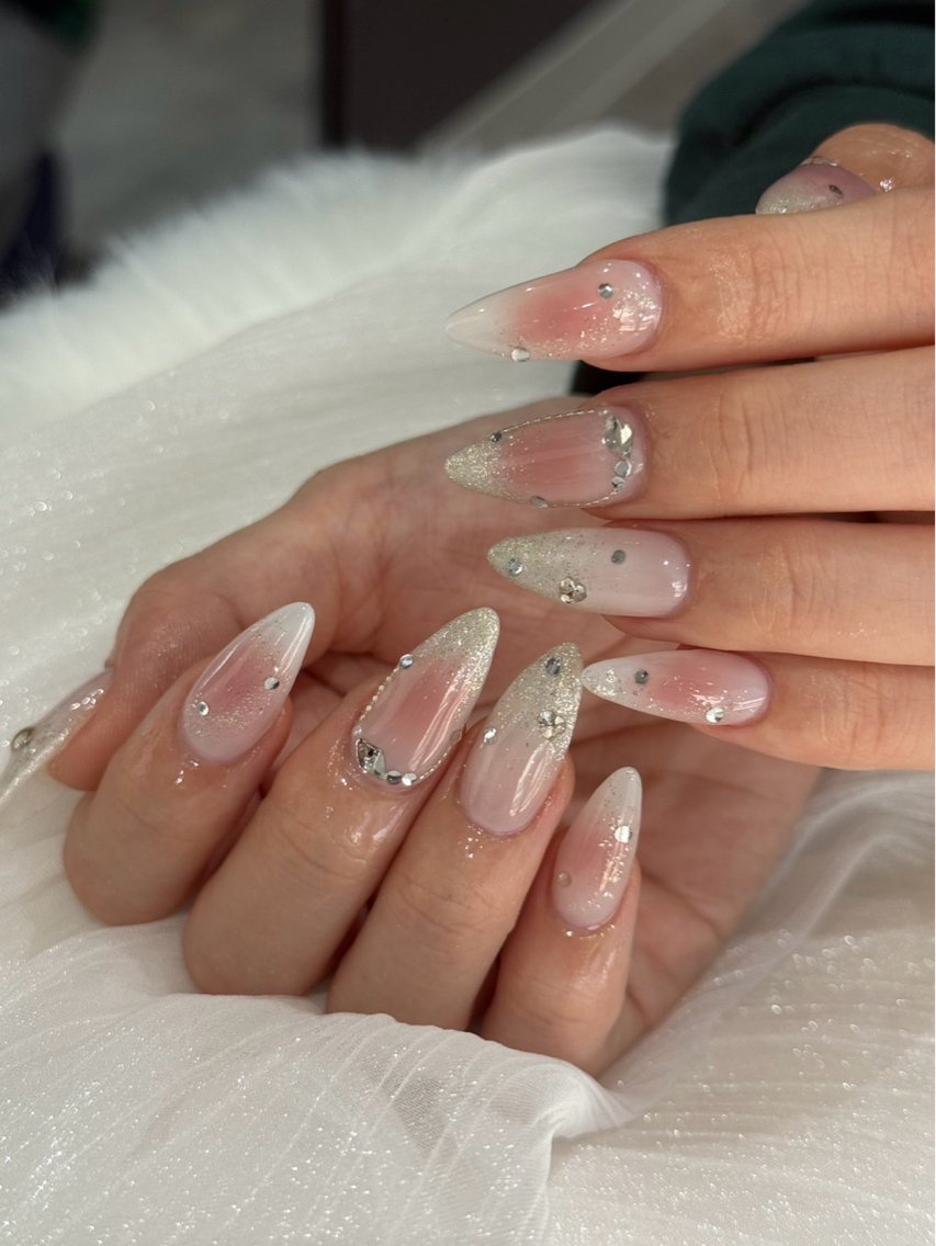 ネイル チークネイル ラメ(グリッター) ピンク シルバー ストーンネイル ハンドネイル Nail Salon ANELAのネイルデザイン
