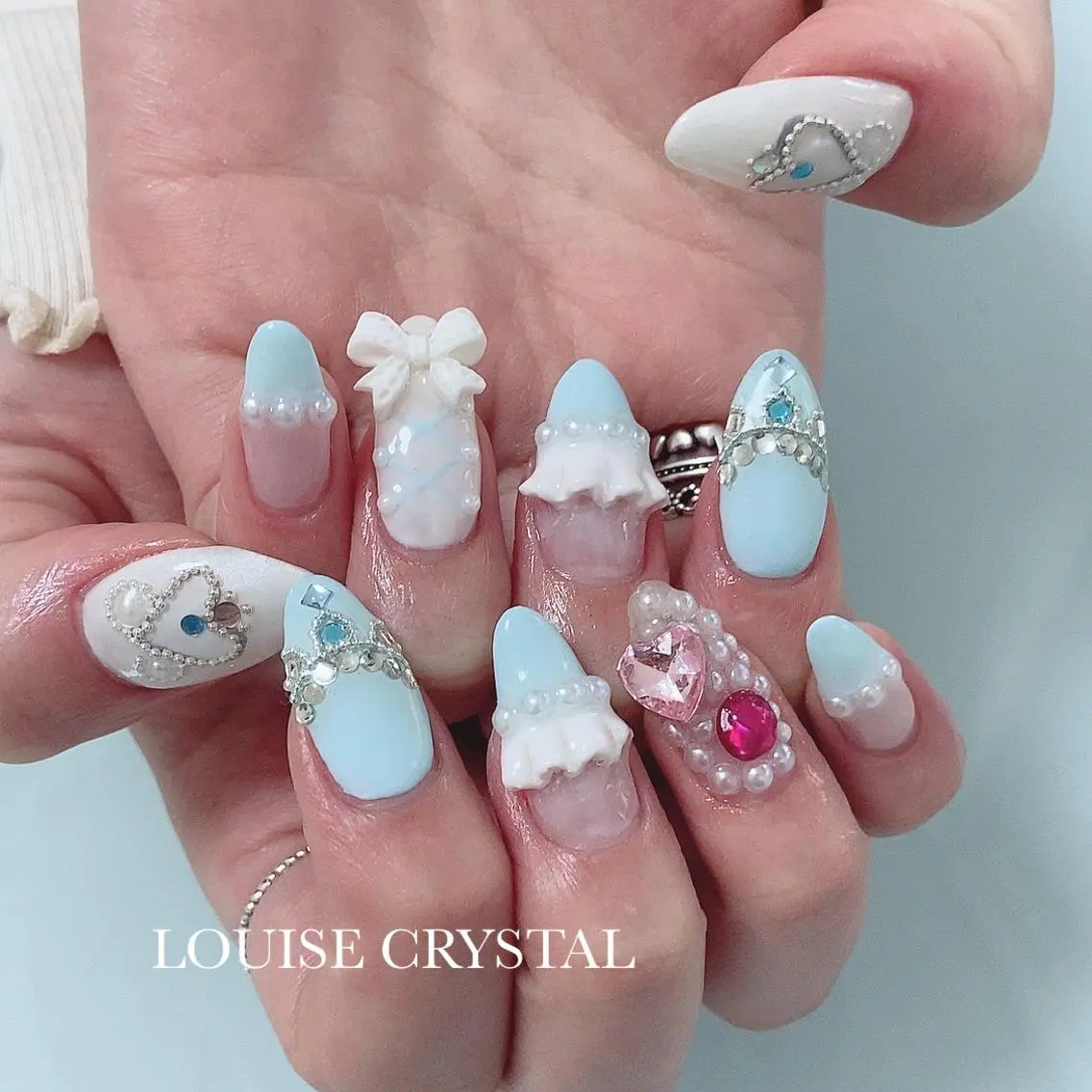 ネイル リボン ハンドネイル LOUISE CRYSTALのネイルデザイン