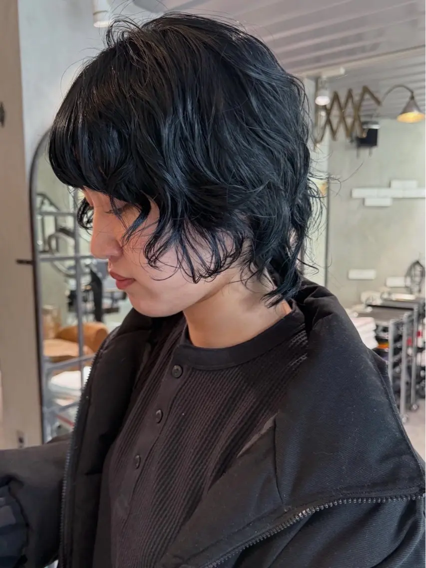 ショート カラー パーマ 黒髪 ブルーカラー ブルーブラック ウルフカット ヘアカラー RorriM natsuのヘアスタイル