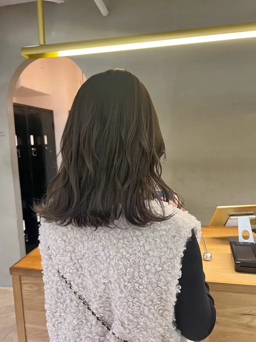 ミディアム アッシュ アッシュグレー アッシュグレージュ ヘアカラー 似合わせレイヤー ＆縮毛矯正のヘアスタイル