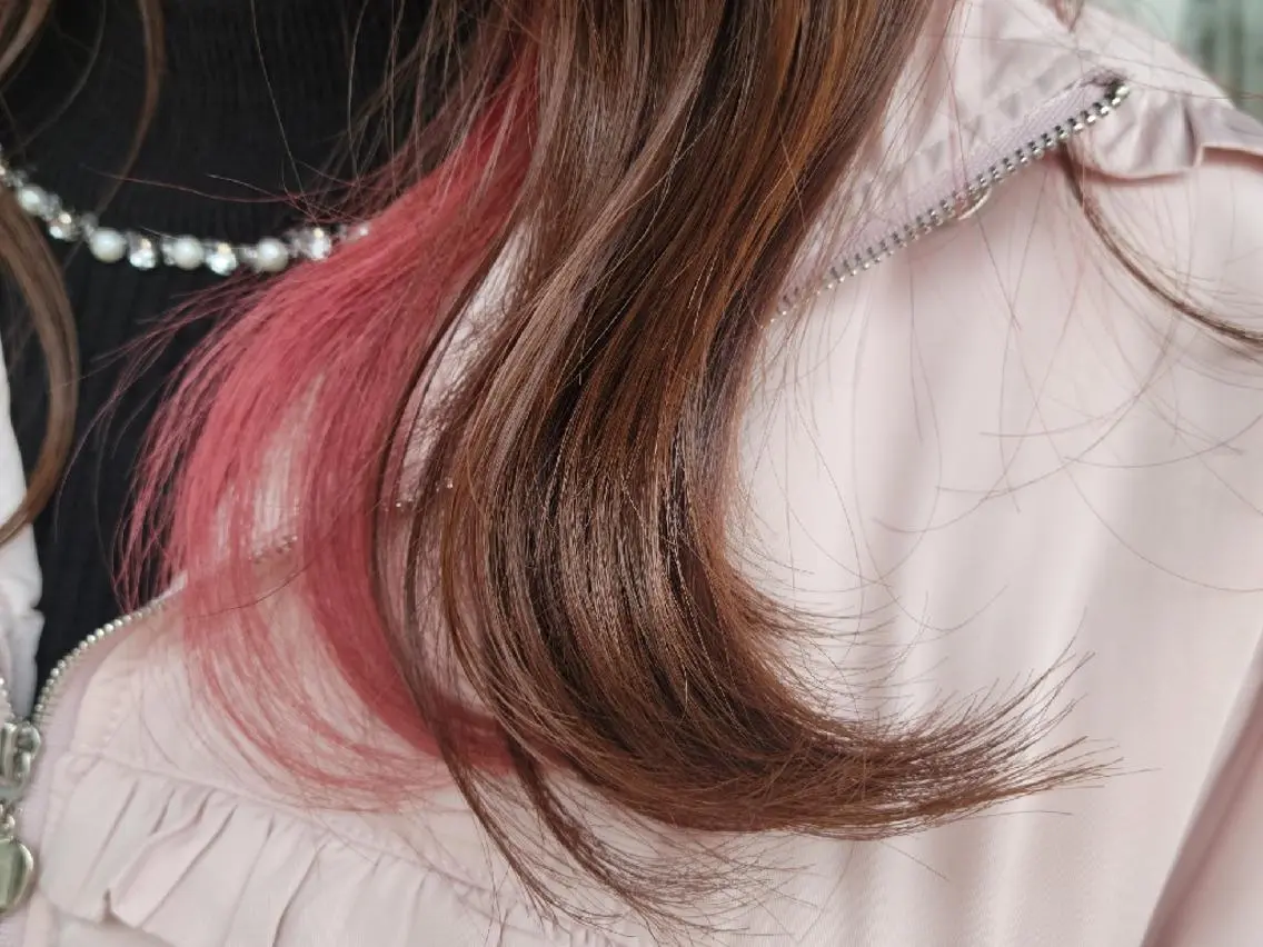 ロング カラー インナーカラー ピンクカラー 森岡 紗羽のヘアスタイル