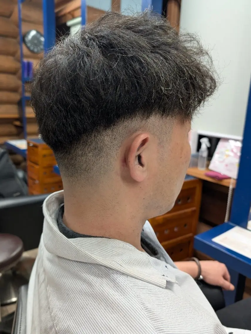 ショート メンズ フェードカット メンズパーマ スキンフェード スペインカール 刈り上げ カット 本田 圭輔のヘアスタイル