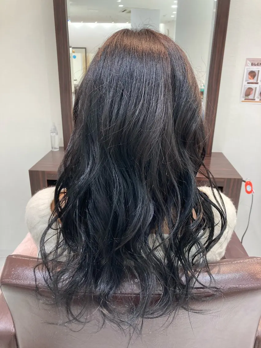 ロング カラー パーマ 黒髪 ブルーカラー ブルーブラック Ryu/ハイトーン/ レイヤーカットのヘアスタイル