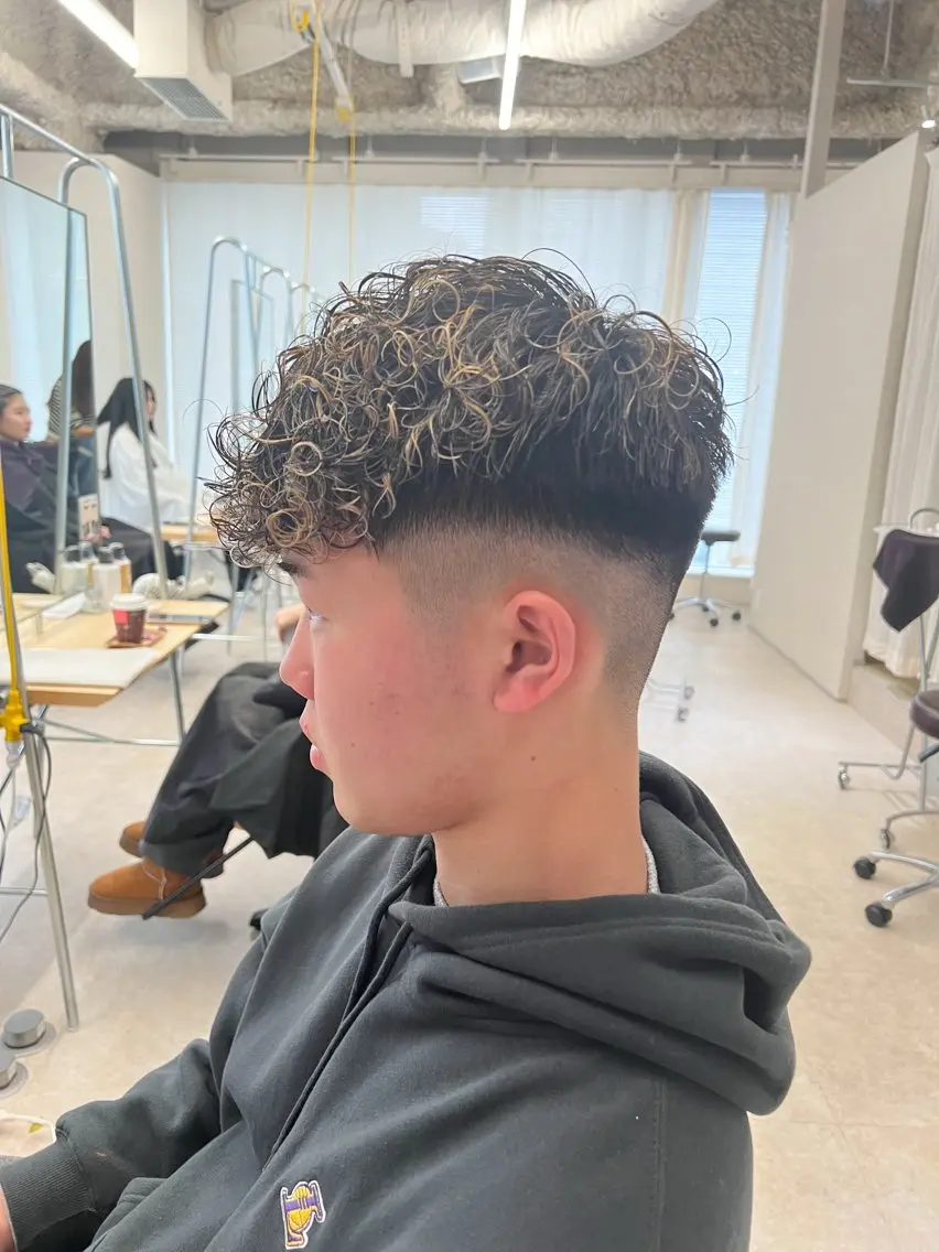 パーマ メンズ スペインカール カット パーマ 桑原 希吏のヘアスタイル