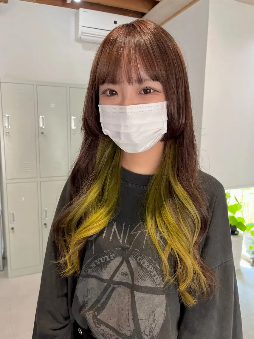 ロング カラー ブリーチ ケアブリーチ ダブルカラー インナーカラー イエローカラー 天神最安値エクステ カラーレイヤーカットのヘアスタイル