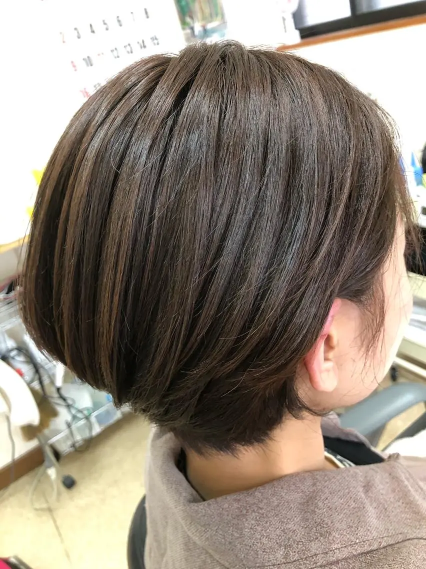 カット+シャンプー+ブロー+お好みで眉毛もサービスカット、ご希望の方は肩のマッサージ付きの写真