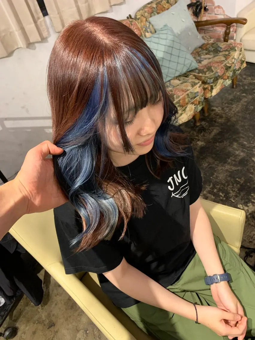 セミロング カラー ブルーカラー マンツーマン 半個室サロン中田大喜のヘアスタイル