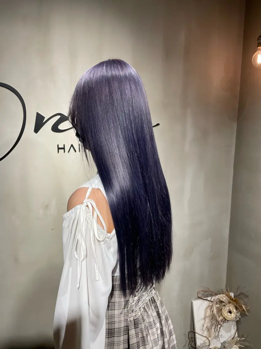 ロング カラー ブリーチ シルバー 艶感/レイヤーカット 🌐Taketoのヘアスタイル