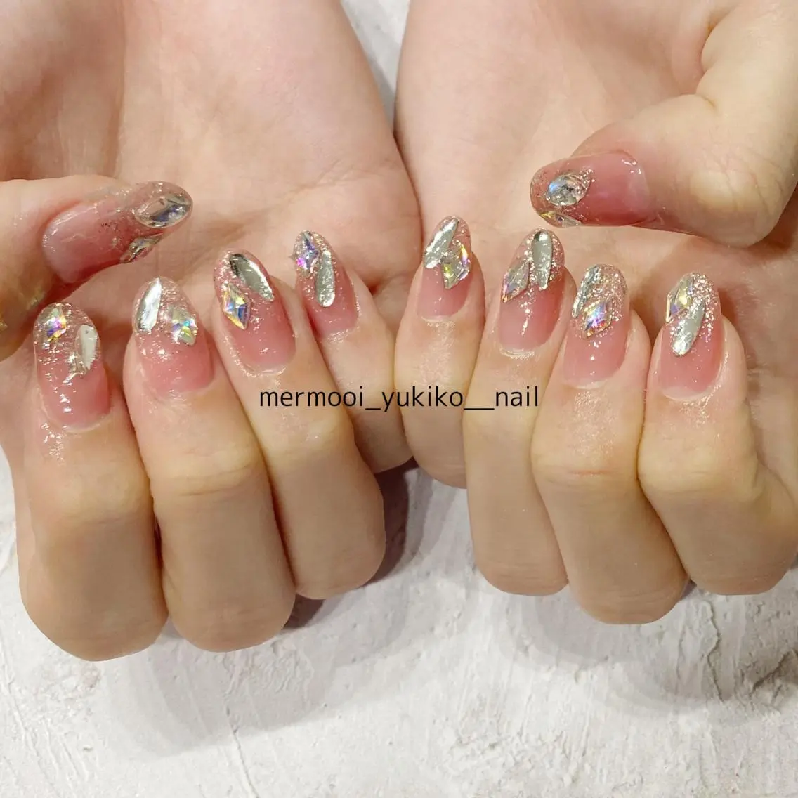 ネイル キラキラネイル 韓国ネイル ピンク ストーンネイル ネイルチップ mermooi nailのネイルデザイン