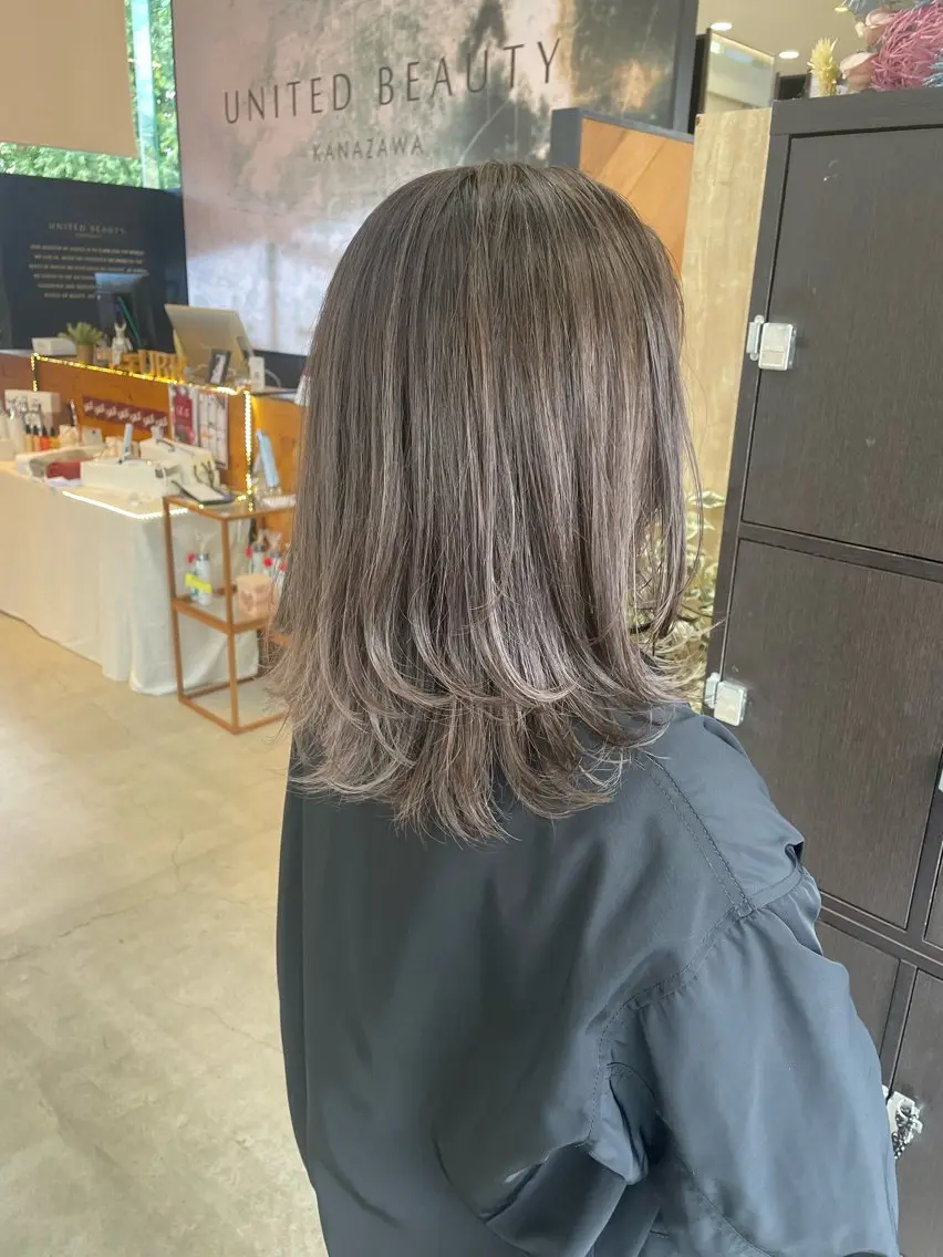 ミディアム アッシュ ハイライト ヘアカラー テラダ ユウシン西金沢のヘアスタイル