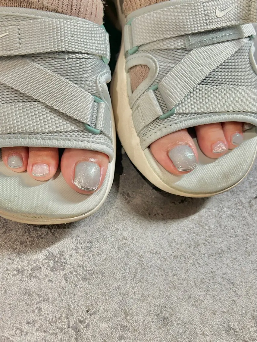 【foot🩰◝✩角質ケア込み】キラキラマグネットネイル♡オフ無しの写真