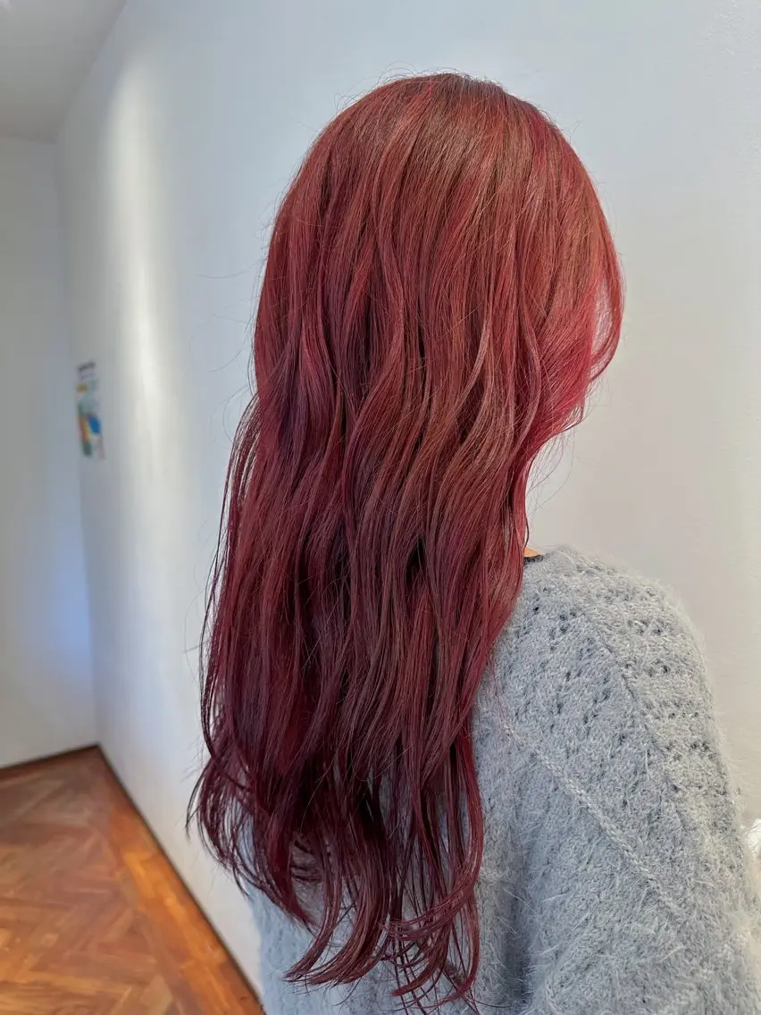 ロング カラー レッドカラー ヘアカラー トリートメント 鈴木 優斗のヘアスタイル