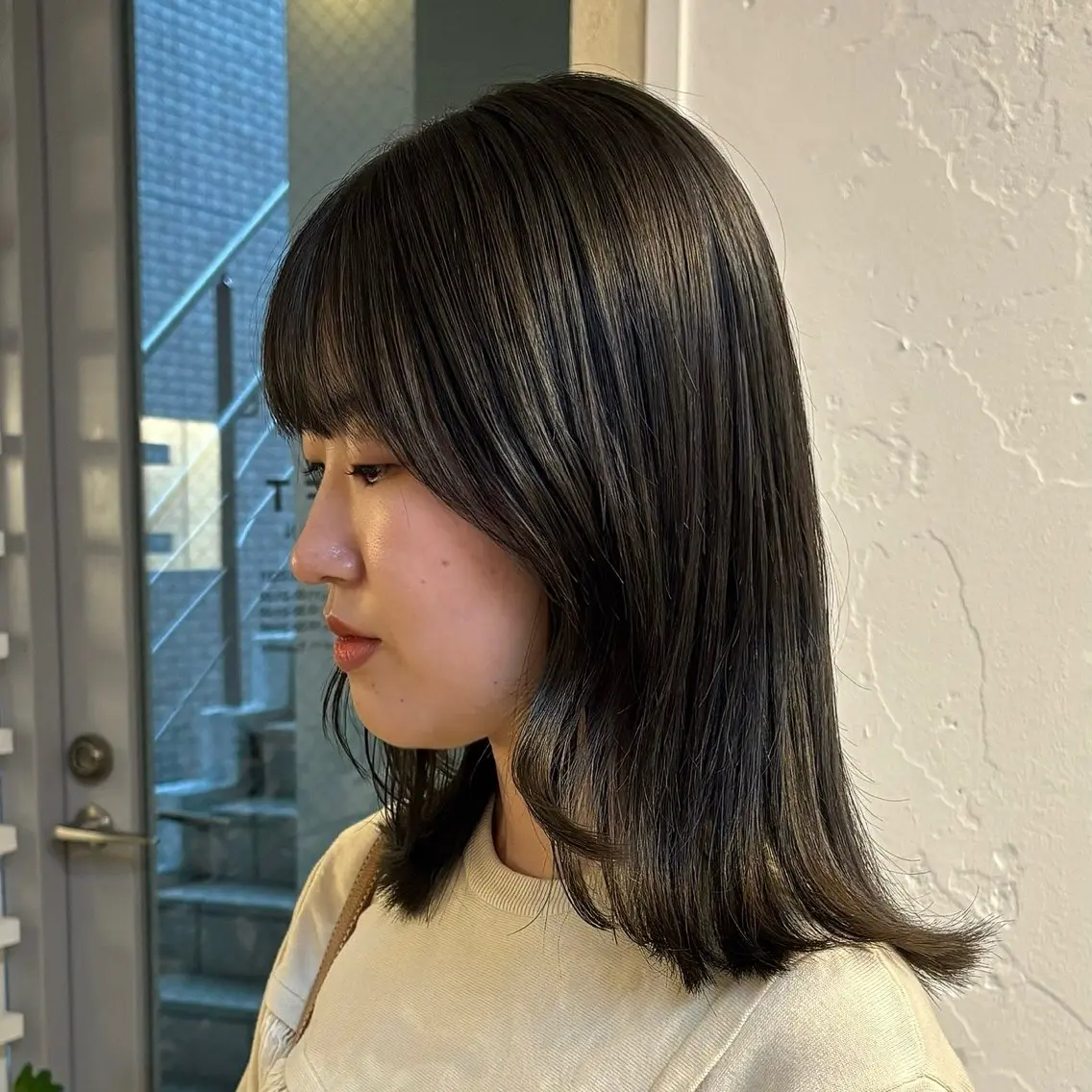 ミディアム カラー mina / 透明感ベージュカラーのヘアスタイル