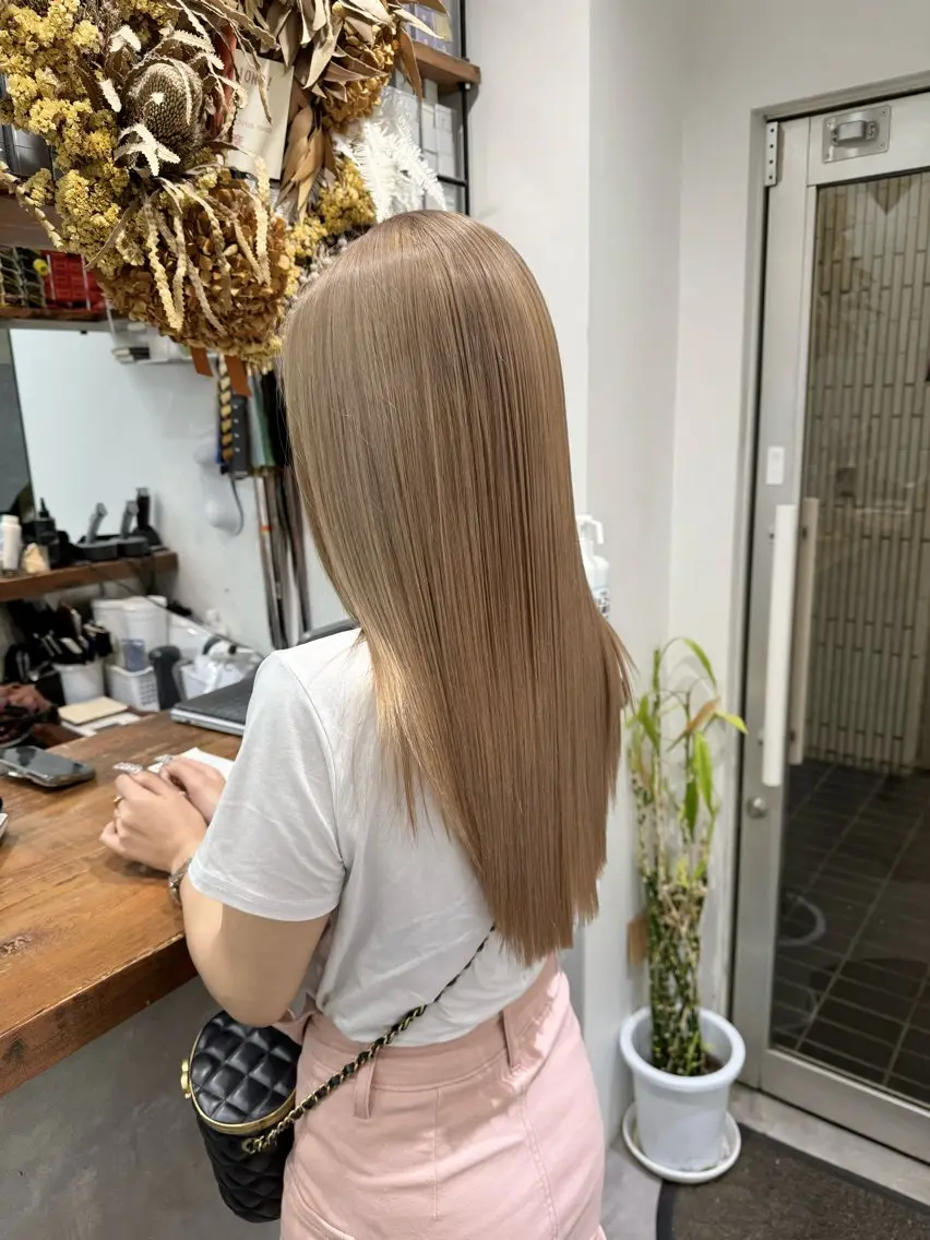 ロング カラー アッシュ ベージュカラー ミルクティーベージュ ヘアカラー .. meiのヘアスタイル