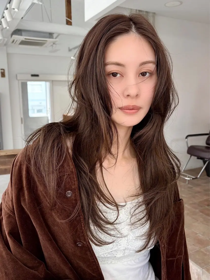 ロング カラー ロングレイヤー レイヤーカット ロング カット 山本 紗帆のヘアスタイル
