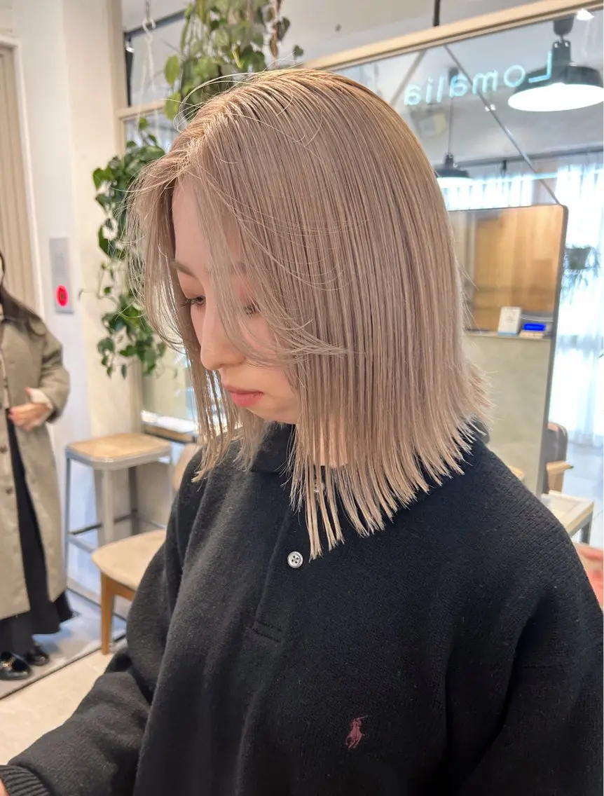 ミディアム カラー ハイトーンボブ 前田 表参道　グレージュのヘアスタイル
