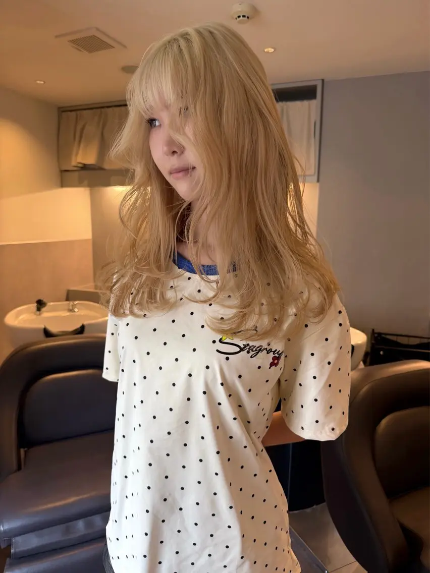 セミロング カラー ブリーチ ブロンド ホワイトブロンド ヘアカラー トリートメント RAIMA ケアハイトーンのヘアスタイル