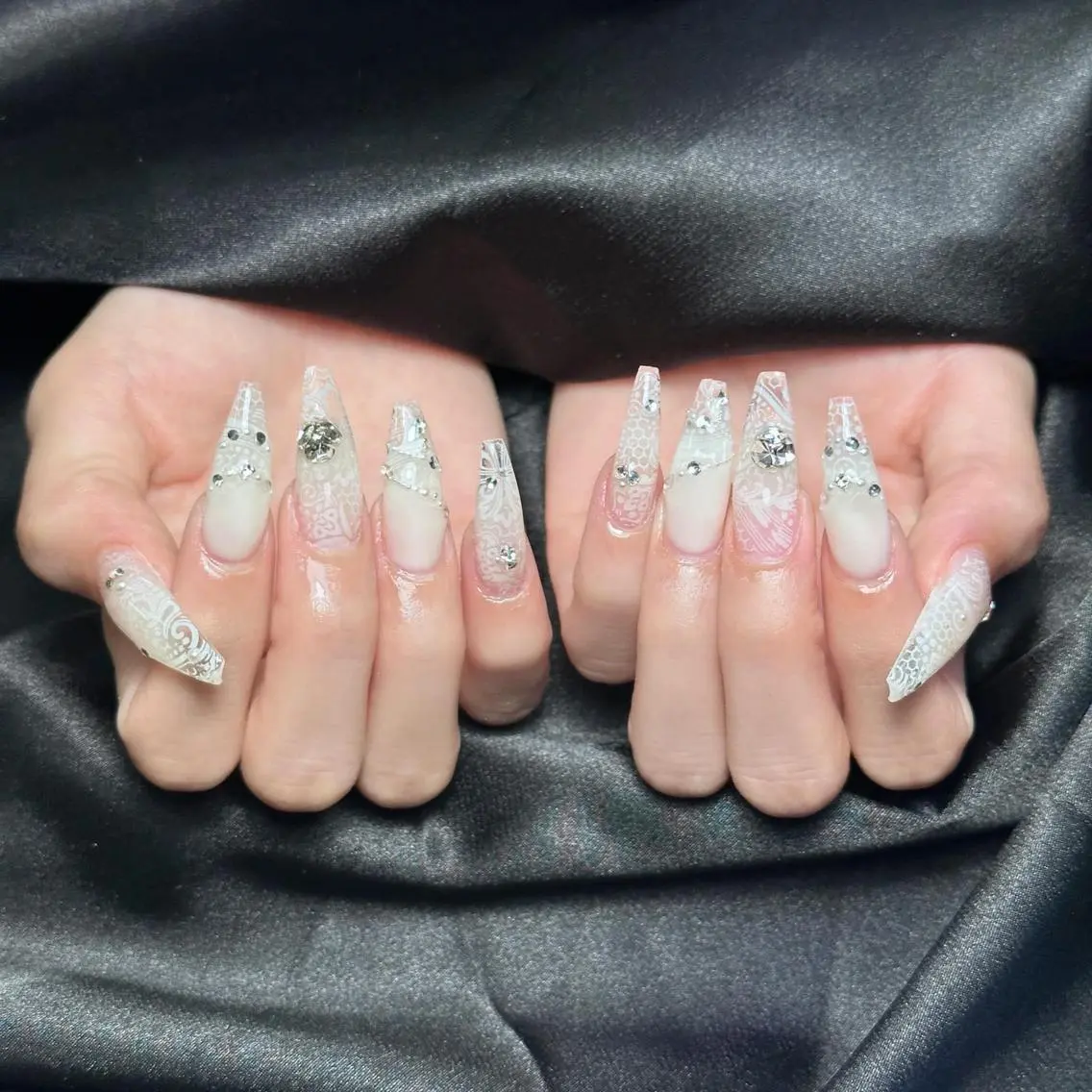 ネイル フレンチネイル ロングネイル 持ち込み ストーンネイル ワンホンネイル Melia Nail Nambaのネイルデザイン