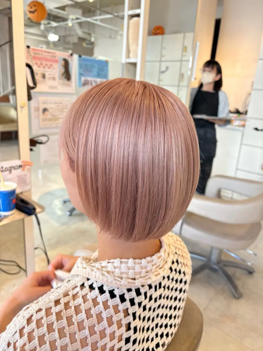 ショート カラー ベージュカラー ブリーチ ピンクカラー ピンクベージュ ヘアカラー 小森 永のヘアスタイル