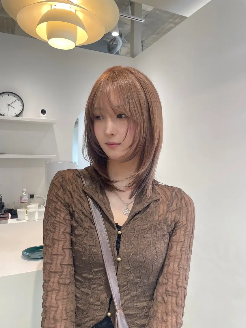 ミディアム カラー ベージュカラー カット ヘアカラー H I ＮＡのヘアスタイル