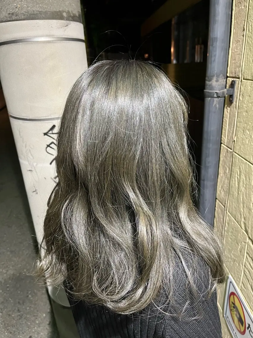 ロング カラー ダブルカラー グレージュ オリーブグレージュ オリーブグレー ヘアカラー COME HAIR カイのヘアスタイル