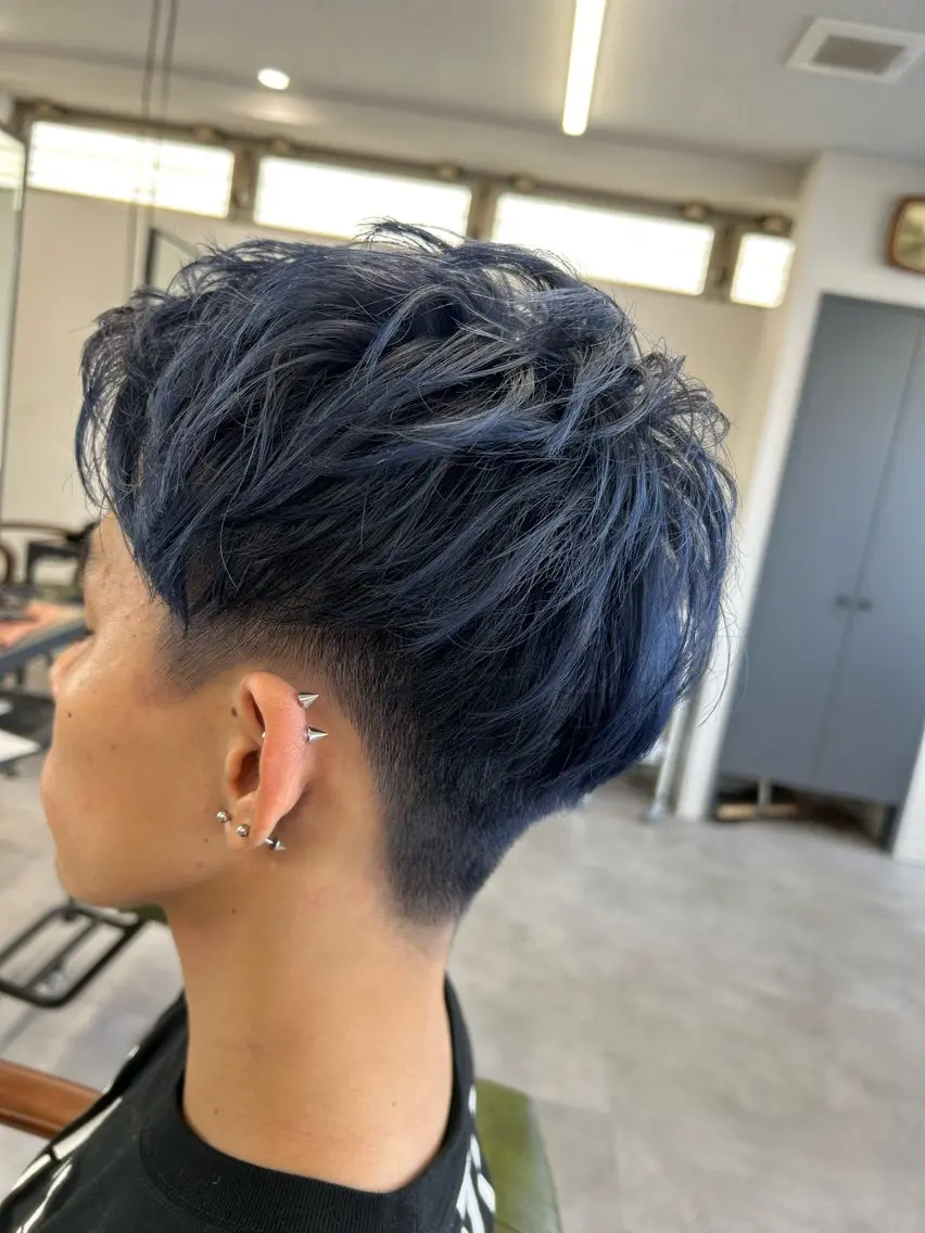 カラー メンズ ブルーカラー シルバー カット ヘアカラー トリートメント SHAFT Ieiriのヘアスタイル