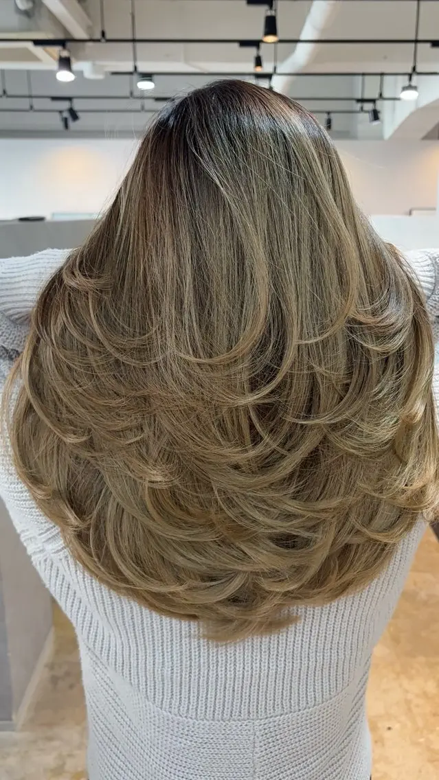 ロング レイヤーカット Merly Osakaのヘアスタイル