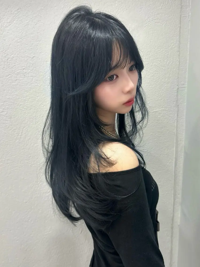 ロング カラー 黒髪 ブルーカラー ブルーブラック 顔周りカット 𝑴𝑶𝑲𝑨渋谷 トレンド韓国ヘア🩷のヘアスタイル