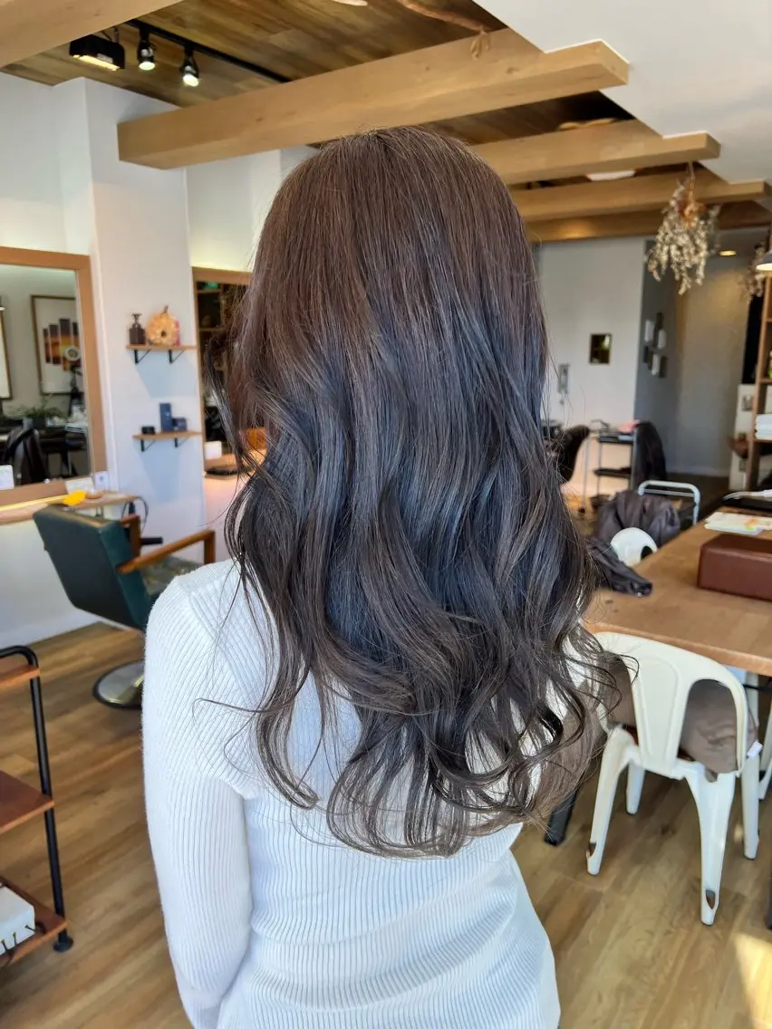 ロング カラー アッシュ アッシュグレー ヘアカラー トリートメント ツキダテ ユイのヘアスタイル