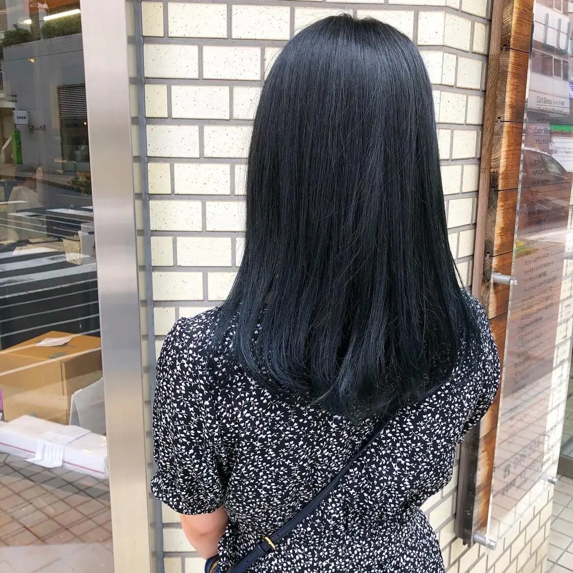 セミロング カラー パーマ ヘアアレンジ 黒髪 ブリーチ ブルーカラー ブルーブラック ブリーチなしカラー ヘアカラー ハイトーン特化🤍 浦住のヘアスタイル