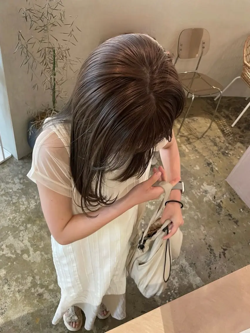 セミロング カラー 透明感カラー ダブルカラー グレージュ 似合わせカット カット ヘアカラー トリートメント 梅田｜赤み消しオリー ブ/顔まわりレイヤーのヘアスタイル