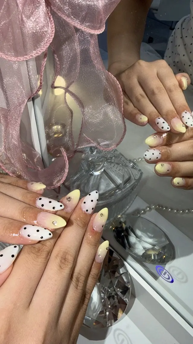 ネイル ドット グラデーション 黄色 allcherish nana🎀のネイルデザイン