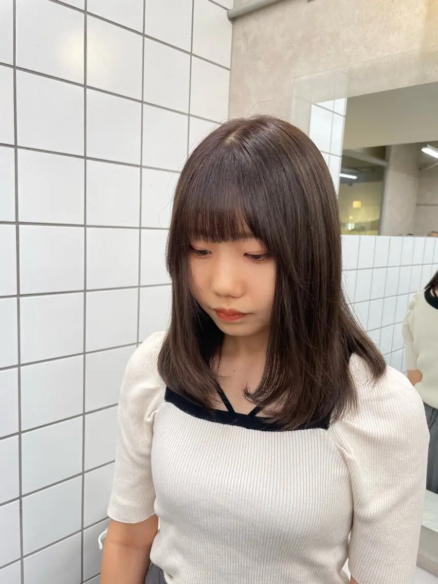 セミロング カラー 抜け感レイヤー︴ ニュアンスカラーのヘアスタイル