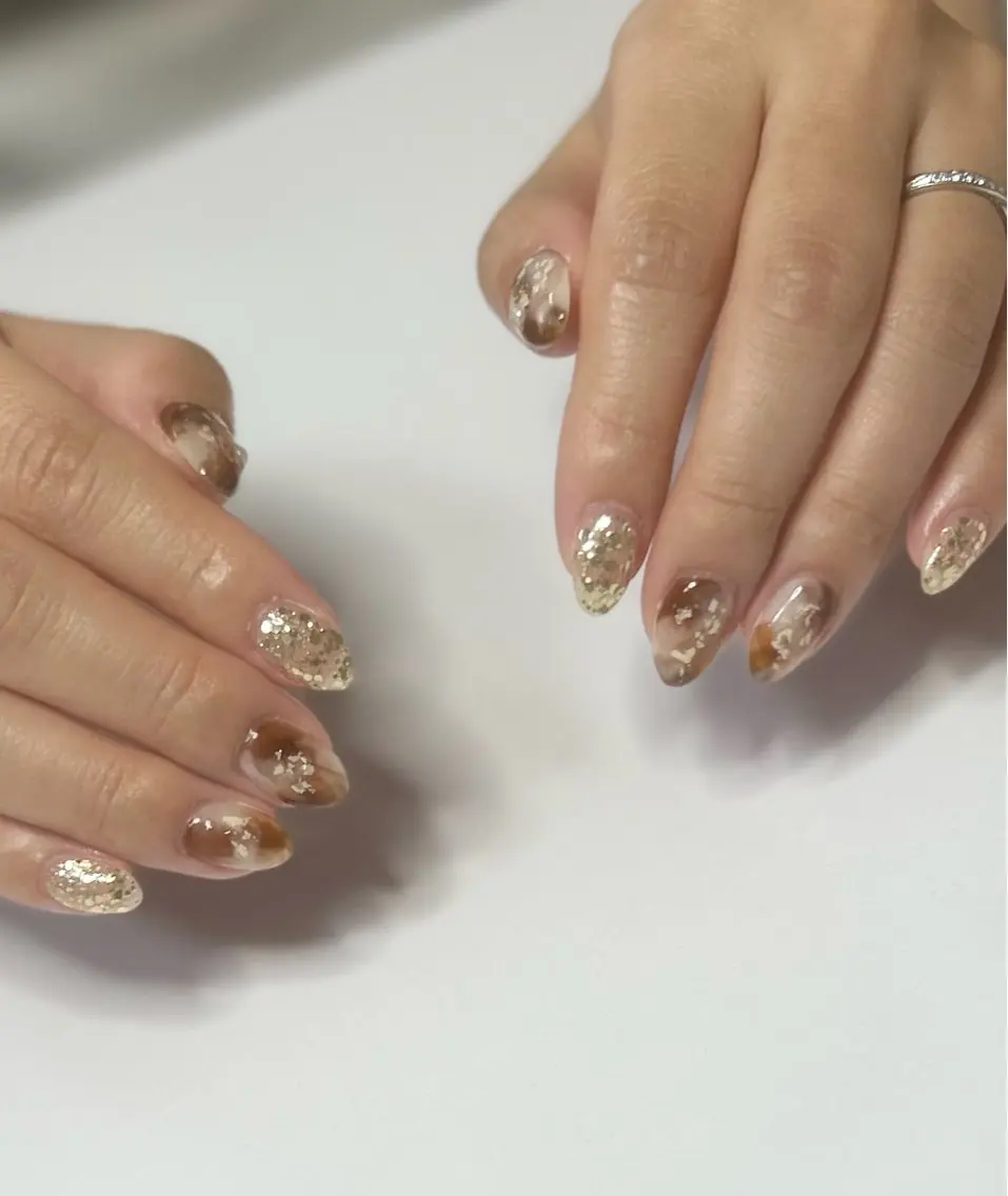 ネイル ブラウン ゴールド キラキラネイル ニュアンスネイル ホワイト ハンドネイル MIZUKI Felice浦和東口のネイルデザイン