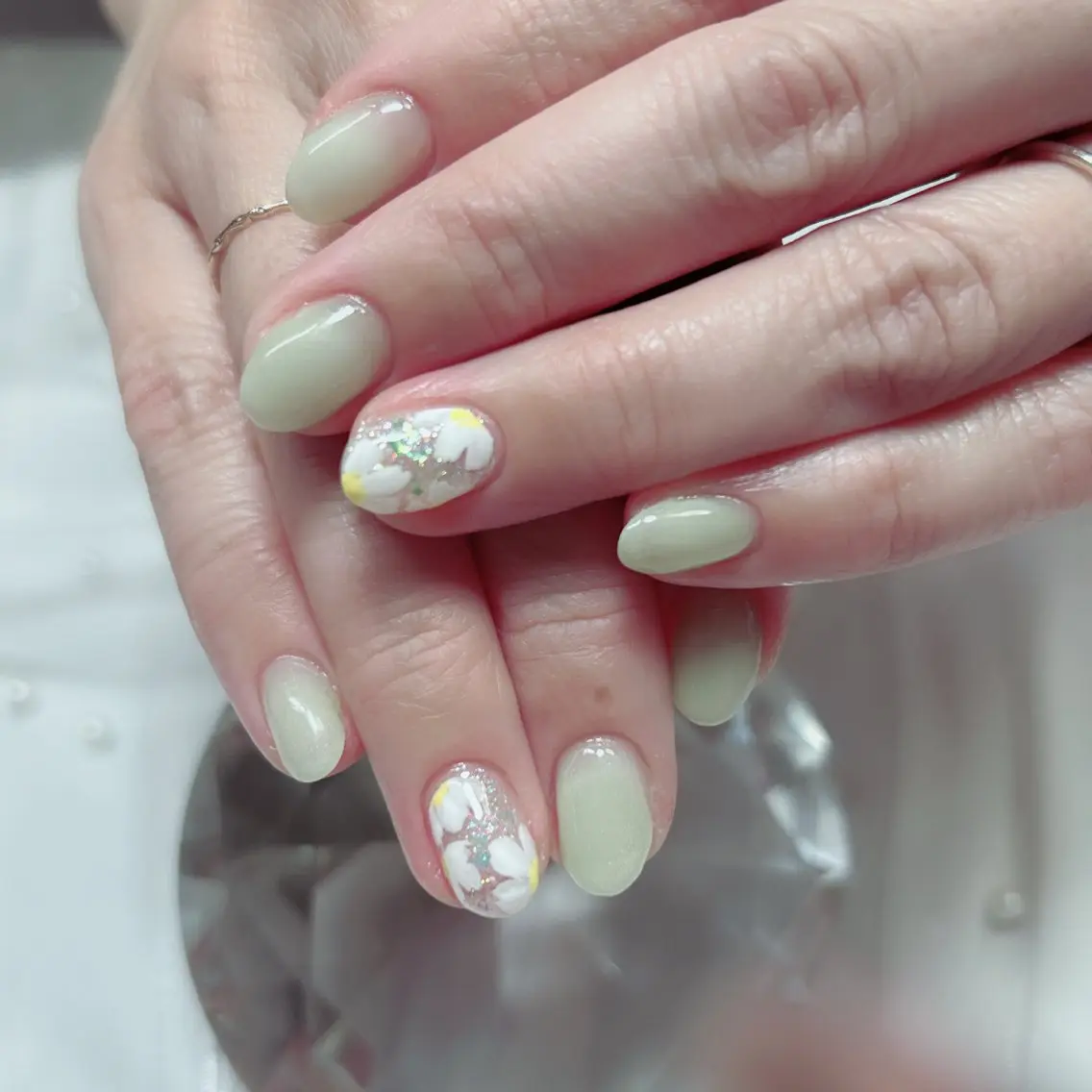 ネイル オーロラネイル フラワーネイル フレンチネイル キラキラネイル ラメ(グリッター) ハンドネイル Cute Tips nailのネイルデザイン
