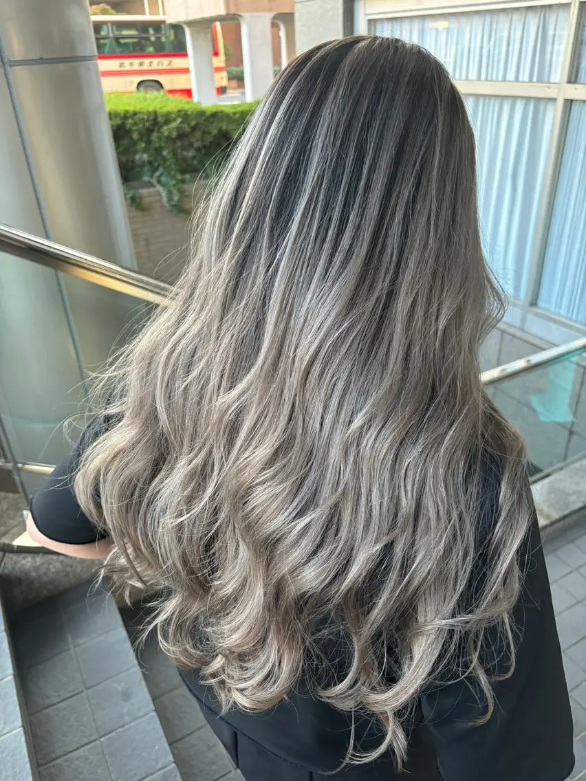 ロング 髪質改善・ハイトーン 🌈SENAのヘアスタイル