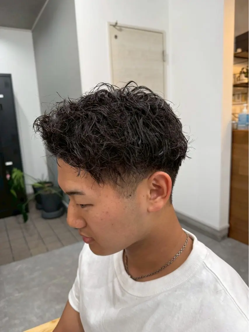 ショート パーマ メンズ センターパート フェードカット マッシュ メンズパーマ スペインカール 宮下 遼太のヘアスタイル