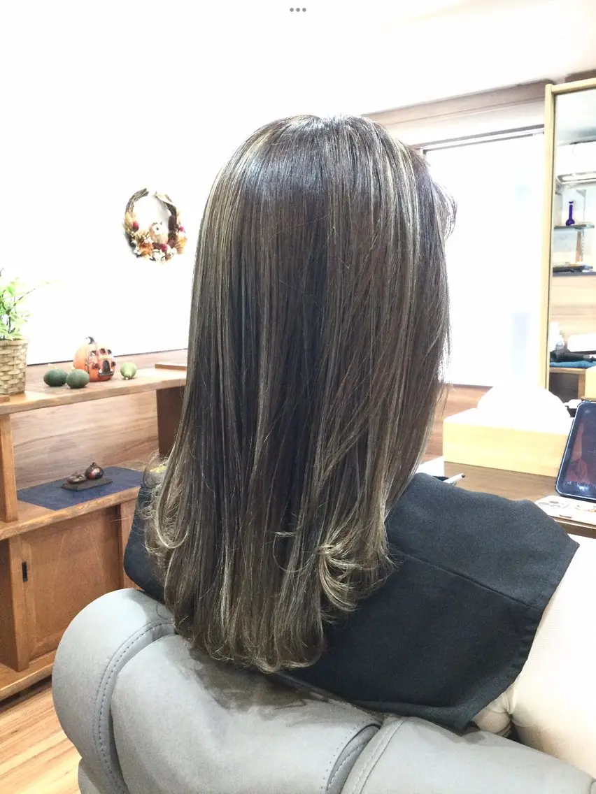 セミロング カラー Annon プライベートサロンのヘアスタイル