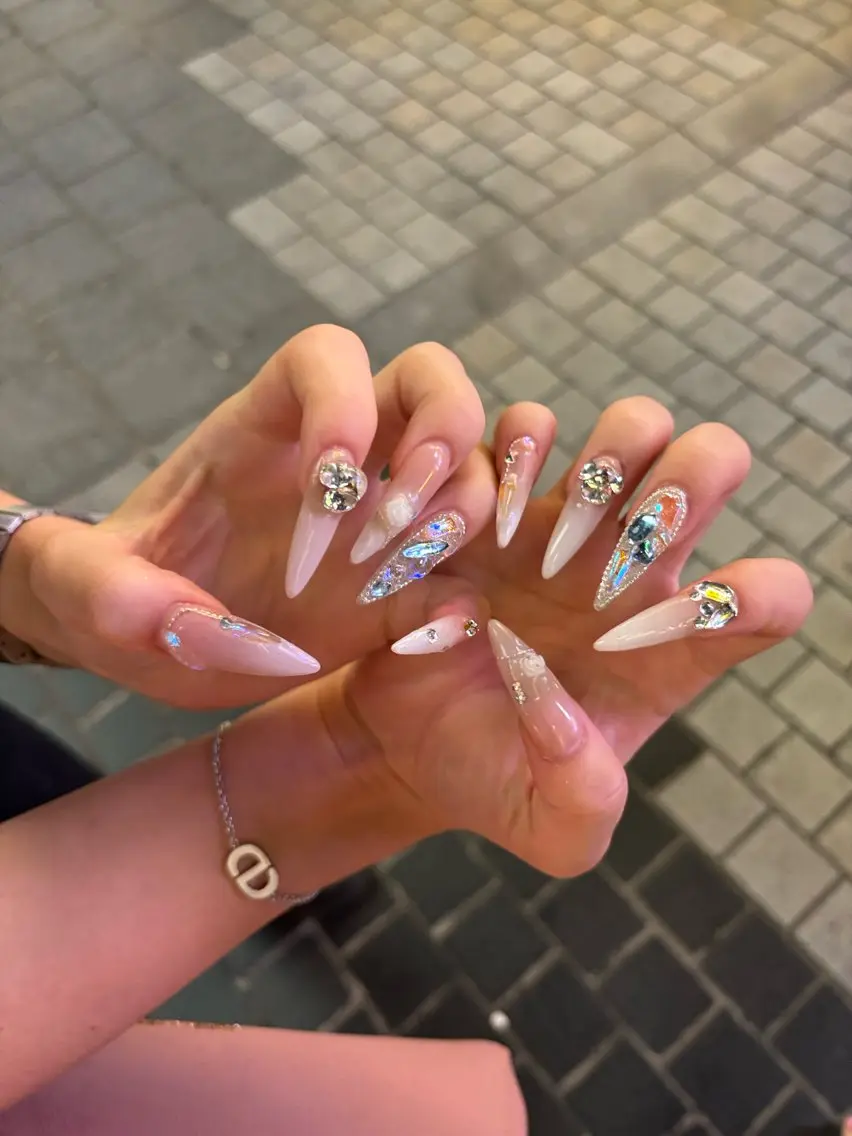 ネイル フレンチネイル ジェルネイル 韓国ネイル ロングネイル ストーンネイル Nailstudio Hulmのネイルデザイン