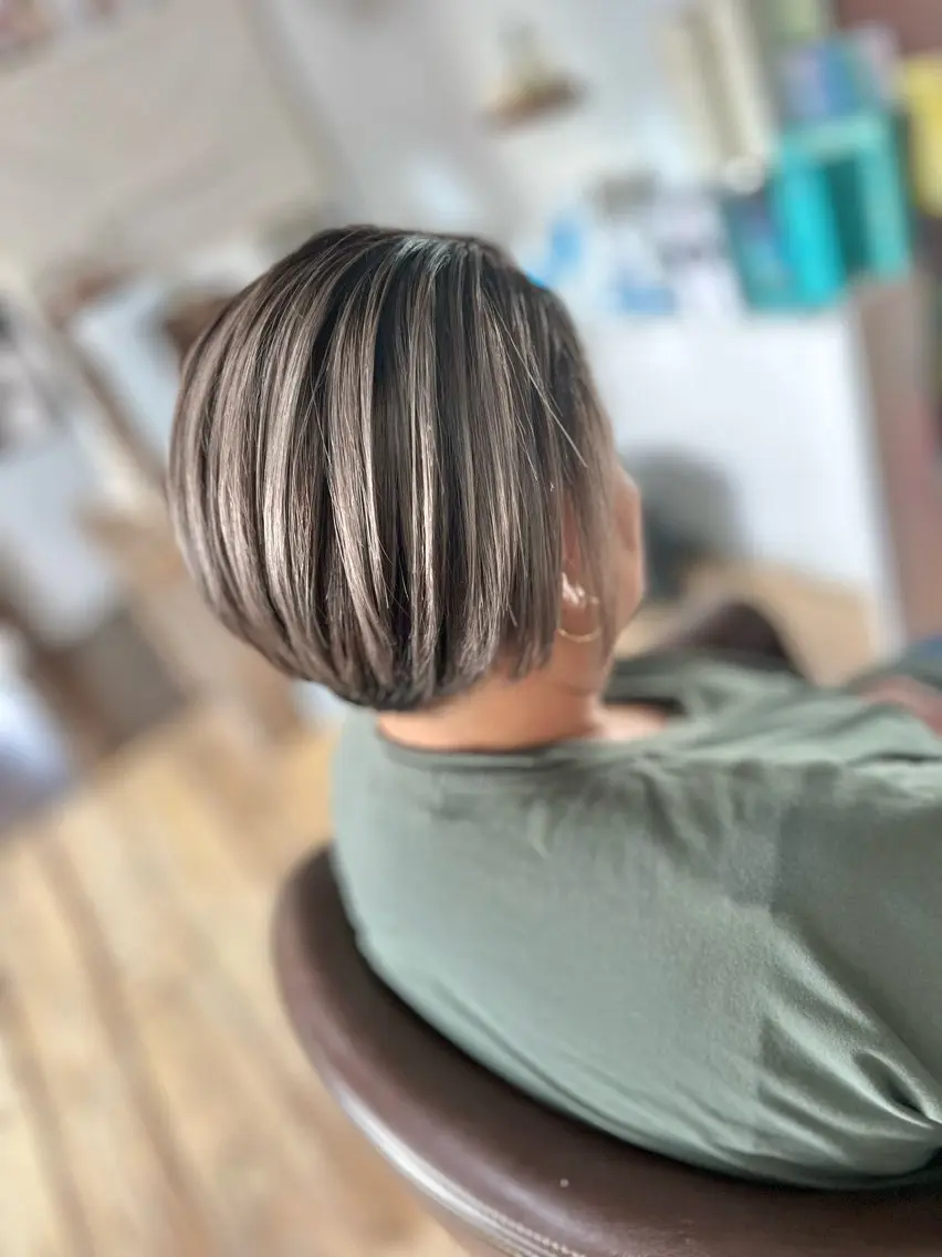 ショート カラー アッシュ バレイヤージュ ベージュカラー ブリーチ ミルクティーベージュ ヘアカラー Style Tのヘアスタイル