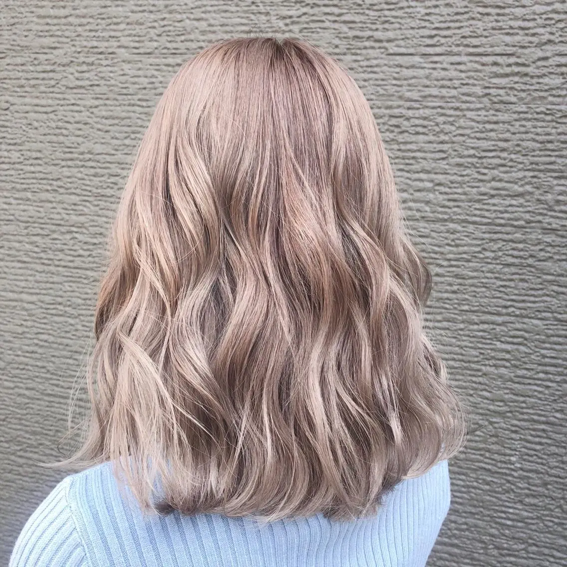 ミディアム カラー ベージュカラー ハイトーンカラー ラベンダーカラー ラベンダーベージュ ヘアカラー Rina のヘアスタイル