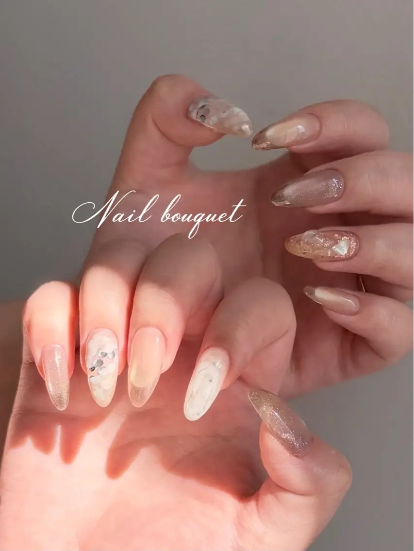 ネイル カジュアル ドット フラワーネイル フレンチネイル キラキラネイル ハンドネイル Nail bouquetのネイルデザイン
